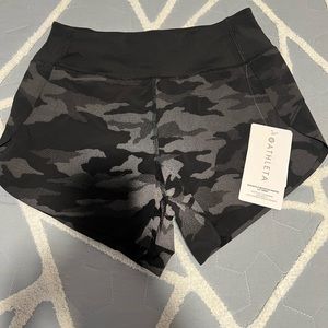 Athleta reflective printed 3.5" Shorts